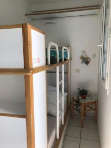 a room with two bunk beds in a room at PIERRE ET VACANCES STUDIO in Moliets-et-Maa