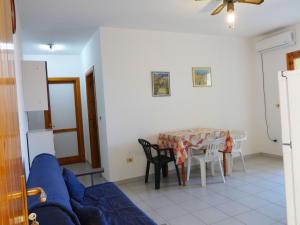 リド・マリーニにあるCasa Vacanza EUFORIAのリビングルーム(青いソファ、テーブル付)