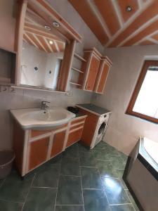 ein Bad mit einem weißen Waschbecken und einem Fenster in der Unterkunft Ferienhaus Kuenzerhof in Klaunz
