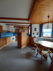 Η κουζίνα ή μικρή κουζίνα στο Ferienhaus Kuenzerhof