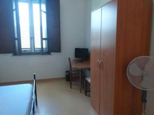 A television and/or entertainment centre at Casa di Alfredo Affittacamere