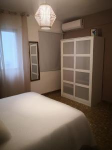 een slaapkamer met een wit bed en een raam bij Medina Baguh (VFT) in Priego de Córdoba