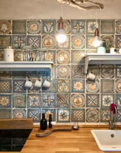 uma cozinha com azulejos azuis e dourados na parede em Az. Agr. Parco dei Buoi em Larino