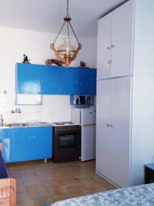 A kitchen or kitchenette at Yacht Front Studio - No 3