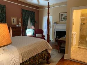 Ένα ή περισσότερα κρεβάτια σε δωμάτιο στο The Lily Inn - Burlington