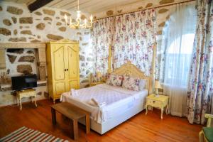Un pat sau paturi într-o cameră la Sari Gelin Alacati Hotel