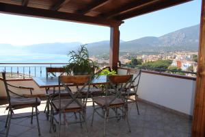 una mesa y sillas en un balcón con vistas en Appartamento 5 Vista Panoramica, en Cala Gonone