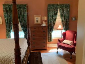 Ένα ή περισσότερα κρεβάτια σε δωμάτιο στο The Lily Inn - Burlington