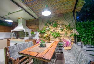 een houten tafel en twee stoelen en een tafel en een keuken bij Private Villa Bella Luna by "elite" in Zakynthos +41 foto's