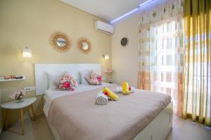 een slaapkamer met twee bedden en een raam bij Private Villa Bella Luna by "elite" in Zakynthos