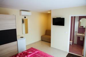 TV a/nebo společenská místnost v ubytování Zafo Hotel