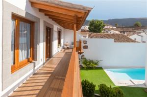 Casa con terraza con vistas al agua en Villa Allureh Emblematic Lodging, en Santa Lucía