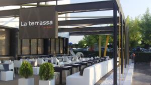 a group of white chairs in front of a building at Hotel Diego in Santa Bárbara