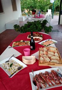 una mesa con muchos tipos diferentes de comida en ella en La dimora di Nonno Nuccio, en Ragusa