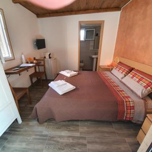 sypialnia z dużym łóżkiem i biurkiem w obiekcie Angela's House w mieście Tarent