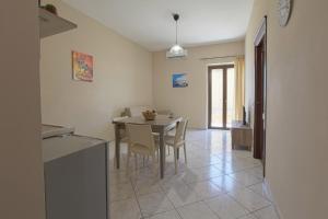 a kitchen and dining room with a table and chairs at Zeus Atabyrios - Locazione Turistica in Agrigento