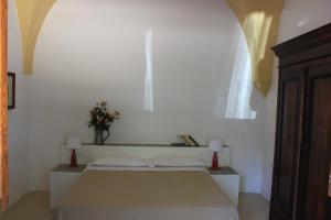 A bed or beds in a room at Masseria Zambardo