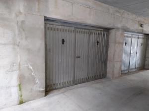 zwei Metall-Garagentüren in einer Betonwand in der Unterkunft Alex's home 2 in Crone