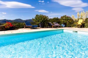 Rouretord La Rainette في Gilhac-et-Bruzac: مسبح مع كرسيين +5 صور