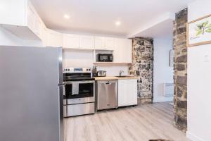 Η κουζίνα ή μικρή κουζίνα στο North House - Modern Meets Rustic- 2 Bedroom in Old Quebec
