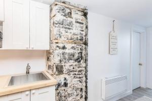 Η κουζίνα ή μικρή κουζίνα στο North House - Modern Meets Rustic- 2 Bedroom in Old Quebec +16 φωτογραφίες