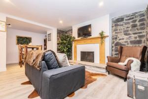 Χώρος καθιστικού στο North House - Modern Meets Rustic- 2 Bedroom in Old Quebec
