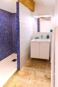 La salle de bains est pourvue d'un lavabo et d'une douche. dans l'établissement Rouretord La Rainette, à Gilhac-et-Bruzac