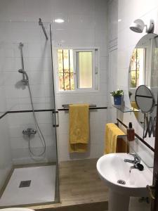 a bathroom with a shower and a sink at Chalet con Piscina - LAS ADELFAS in Chiclana de la Frontera