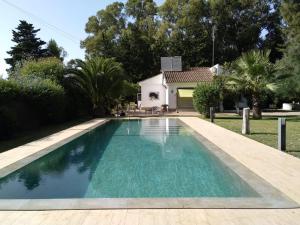 Bazén v ubytovaní Chalet con Piscina - LAS ADELFAS alebo v jeho blízkosti