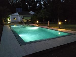 Bazén v ubytovaní Chalet con Piscina - LAS ADELFAS alebo v jeho blízkosti