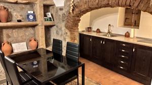 Kuchyň nebo kuchyňský kout v ubytování Apartamentos Rurales La Casa de Luis