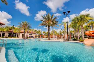 einen Pool in einem Resort mit Palmen in der Unterkunft Villa wPrivate Pool, FREE WaterPark, Near Disney in Davenport