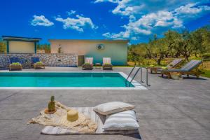 Πισίνα στο ή κοντά στο Natura Verde Villas