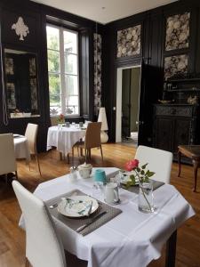מסעדה או מקום אחר לאכול בו ב-Château de Courmelois Champagne Guest House