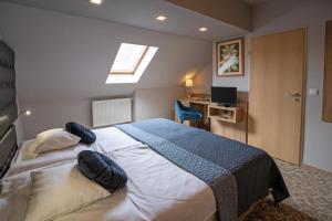 מיטה או מיטות בחדר ב-Átrium Rooms & Café