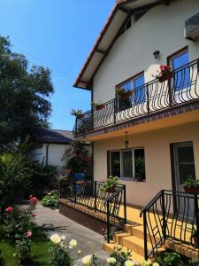 een huis met balkons en bloemen in een tuin bij Casa Antonia in Costinesti