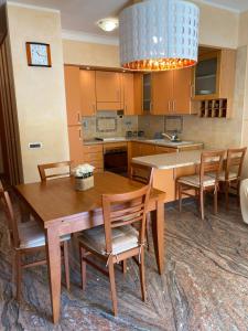 cocina con mesa de madera y sillas en Steffy’s House di Pineto, en Pineto