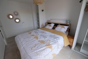 um quarto com uma cama grande num quarto em Le petit paradis de Valentin em Argelès-sur-Mer