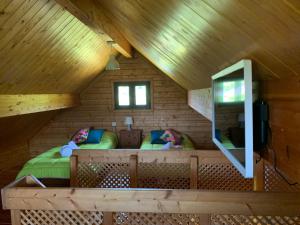 um quarto com duas camas num chalé de madeira em Cabaña Nuestra Luz em Cotobade