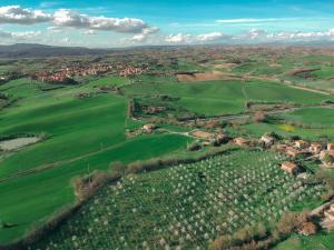 uma vista aérea de um campo verde com casas em Tenuta La Santissima em San Rocco a Pilli