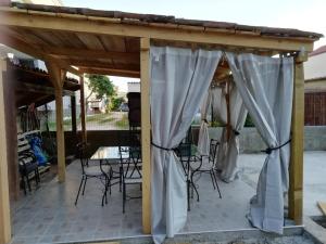 普拉penelope的庭院内凉亭,配有桌椅