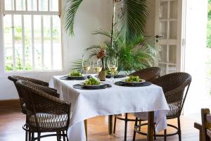 una mesa con platos de comida y copas de vino en Hotel Fazenda Juca Mulato en Itapira