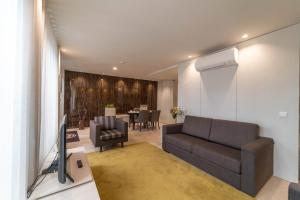 a living room filled with furniture and a couch at Suites - Se Inn in Braga
