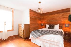 Postel nebo postele na pokoji v ubytování Rocky Mountain Retreat- Enormous House Sleeps 23