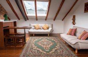 ein Wohnzimmer mit 2 Sofas und einem Tisch in der Unterkunft La Casona Real Cusco in Cusco