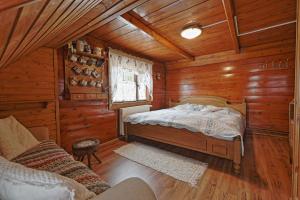 מיטה או מיטות בחדר ב-Chaloupka Harrachov