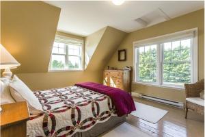 En eller flere senge i et værelse på North House - Lovely Lac-Brome 3 Bedroom Lakefront Cottage
