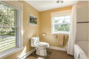 Et badeværelse på North House - Lovely Lac-Brome 3 Bedroom Lakefront Cottage + 7 billeder