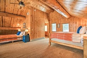 Photo de la galerie de l'établissement Lakefront Log Cabin with Dock about 9 Mi to Lutsen Mtn, à Lutsen