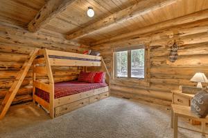 Divstāvu gulta vai divstāvu gultas numurā naktsmītnē Cozy Breckenridge Cabin with Deck, 8 Mi to Gondola